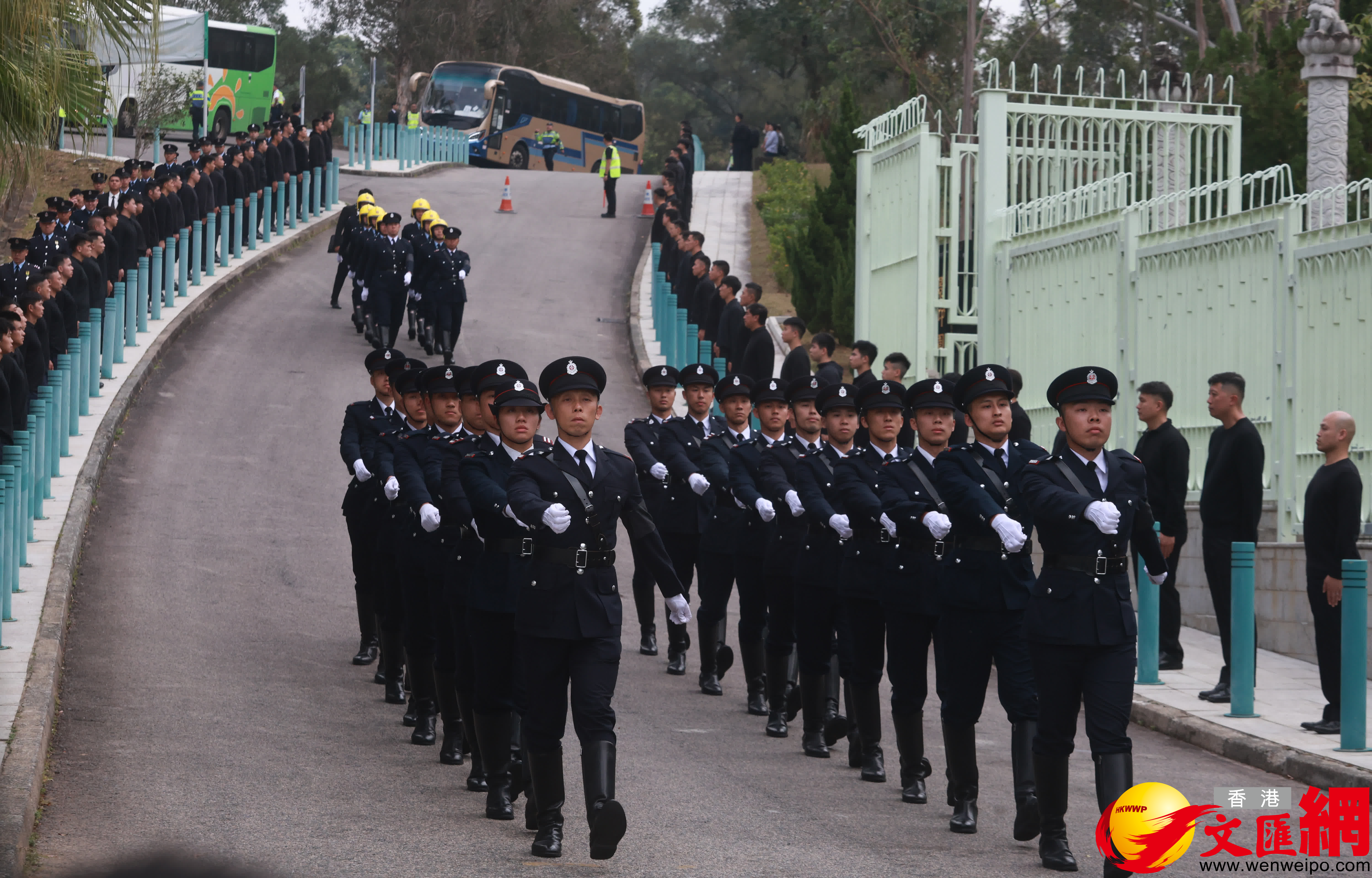 靈車抵達咊(he)郃(he)石墳場內的(de)浩園，進行安(an)葬儀式(shi)。（香港文(wén)匯報記者郭木(mù)又(yòu)攝）
