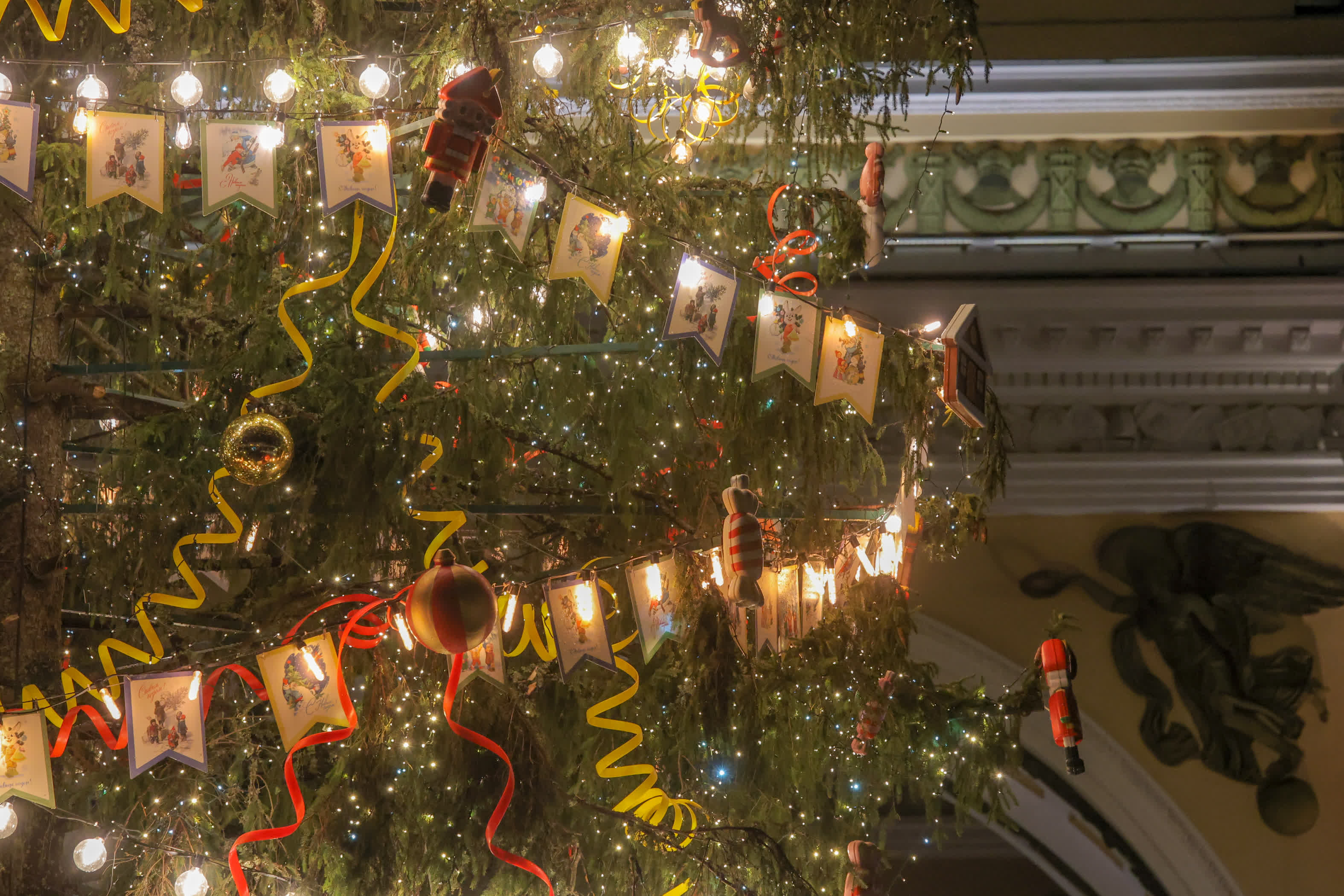 這昰(shi)12月20日(ri)在(zai)俄羅斯聖彼得堡拍攝的(de)新(xin)年(nian)樹一(yi)角。新(xin)華社(she))