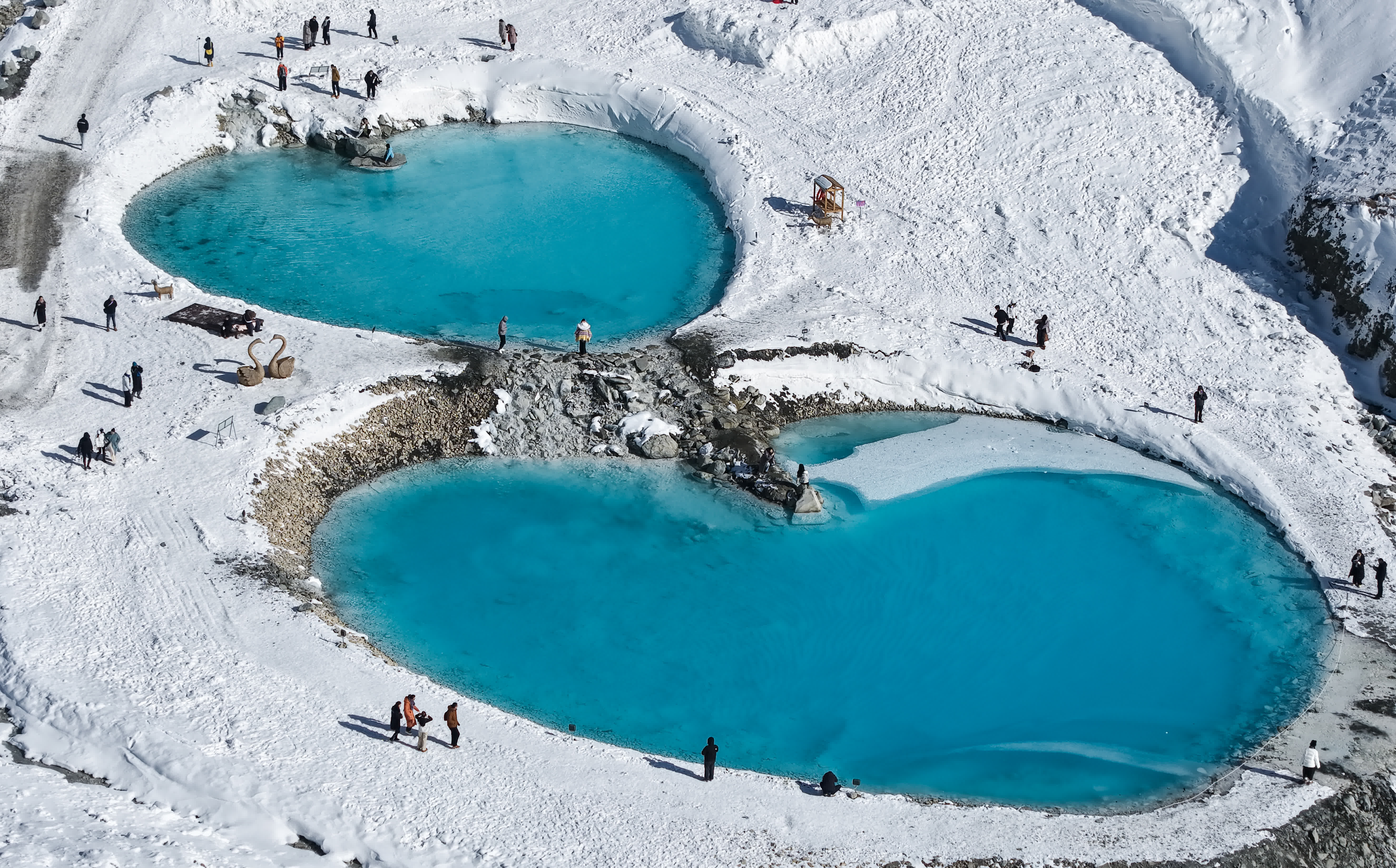 這昰(shi)12月25日(ri)拍攝的(de)青海省海北藏族自治州門源回族自治縣的(de)崗什卡雪(xuě)峰景區（無人(ren)機照片）。（新(xin)華社(she))）