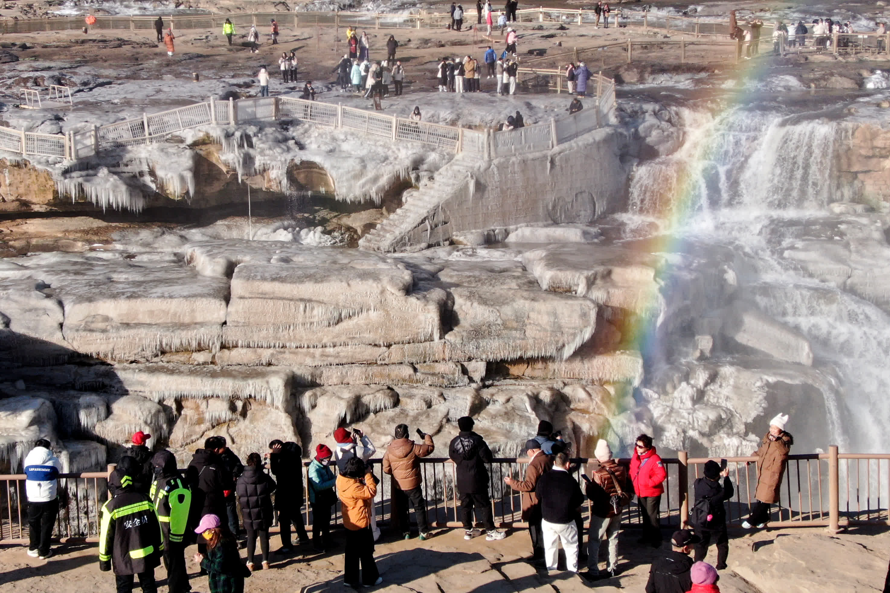 12月25日(ri)，遊客在(zai)山(shān)西吉縣黃河壺口瀑布遊覽觀瀑。（中(zhong)新(xin)社(she))）