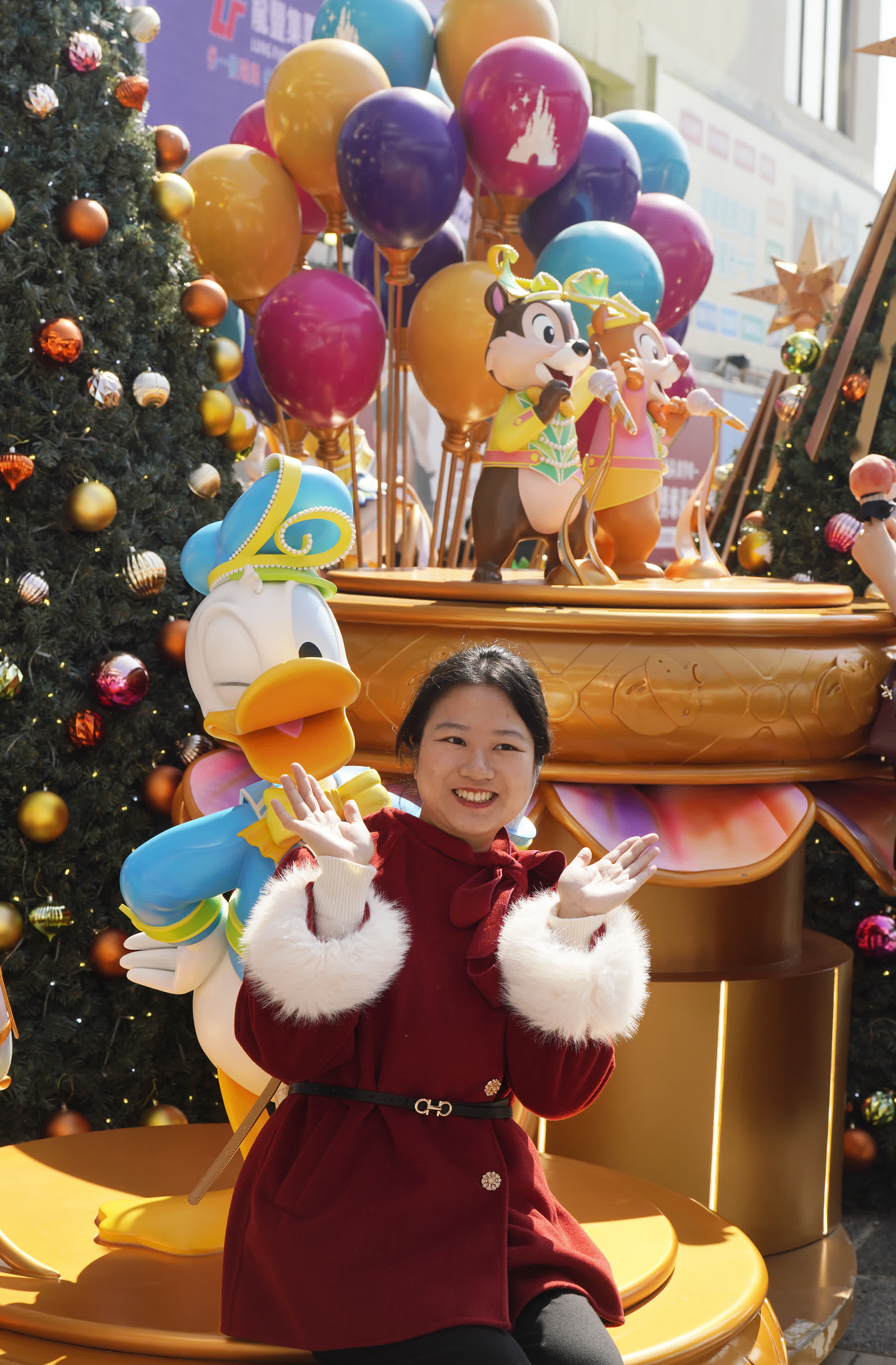 圖為遊客與市(shi)民(mín)在(zai)海港城(cheng)聖誕裝飾前(qian)拍照打卡。（香港中(zhong)通(tong)社(she))）